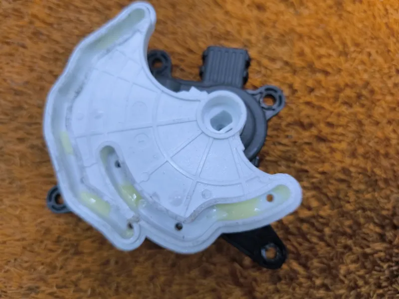 Сервопривод заслонок печки