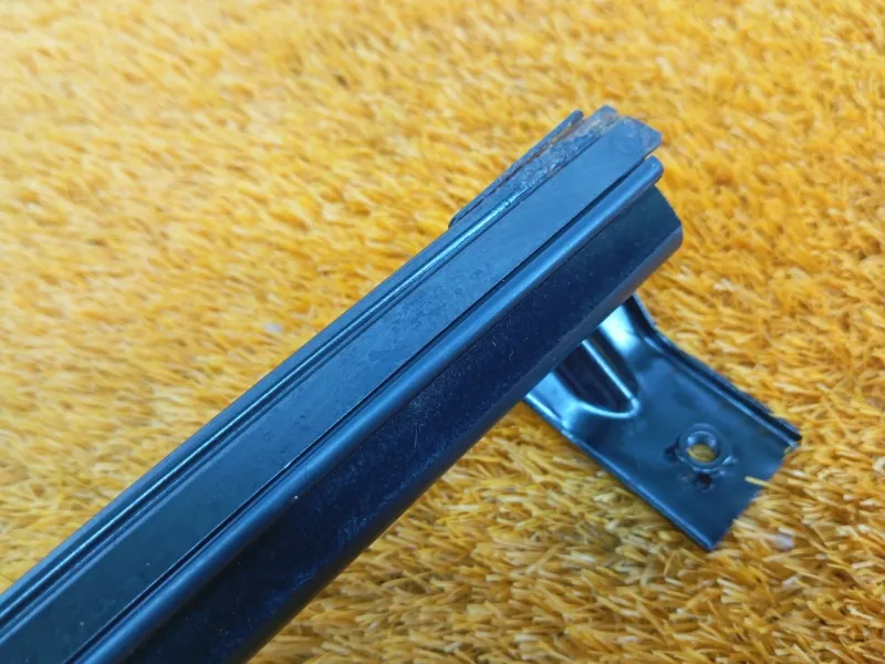 Направляющая стекла двери