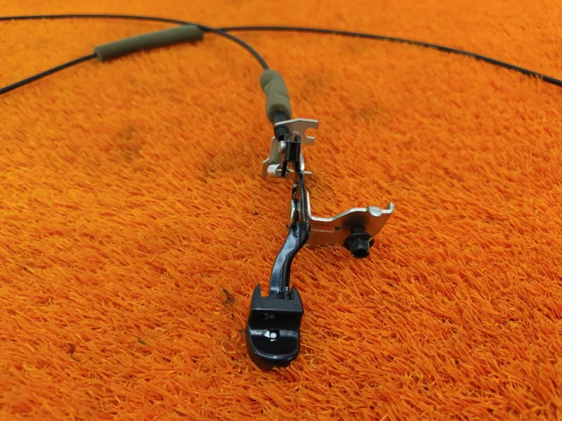 Трос лючка топливного бака