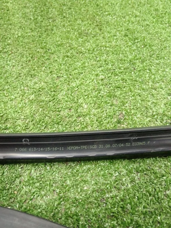 Уплотнитель стекла двери