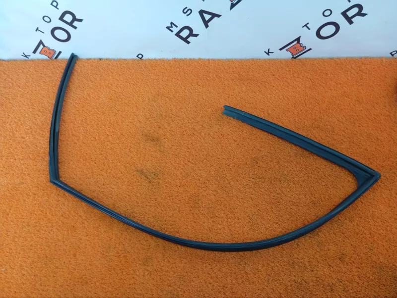 Уплотнитель стекла двери