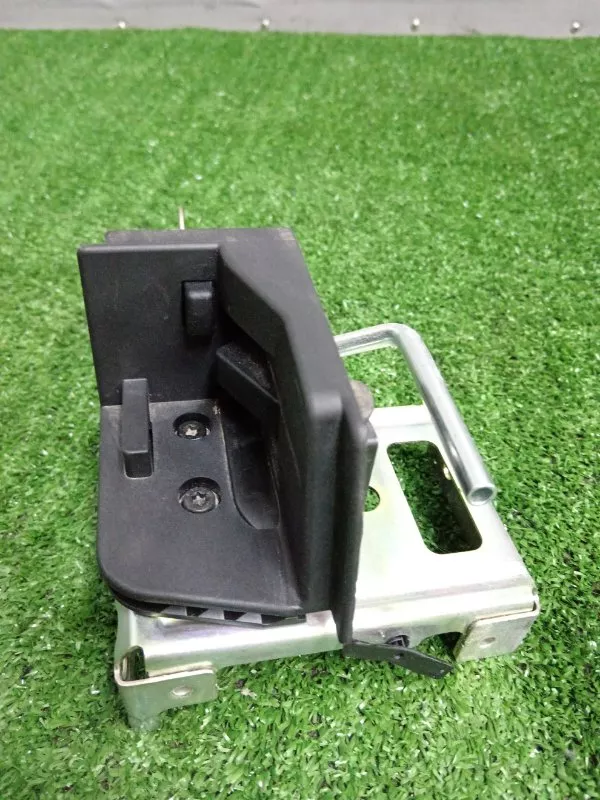 Кронштейн шторки багажника