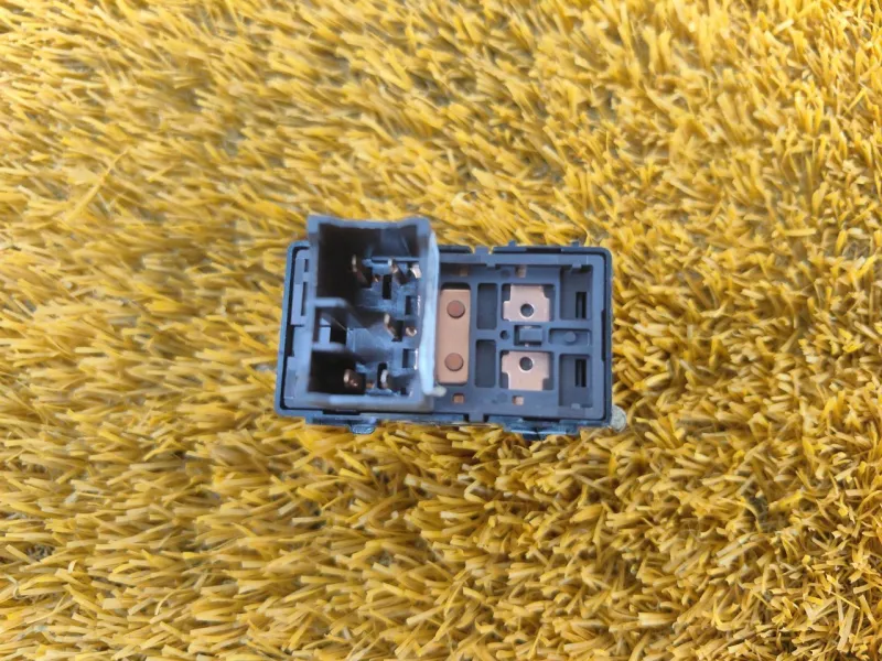 Кнопка стеклоподъемника