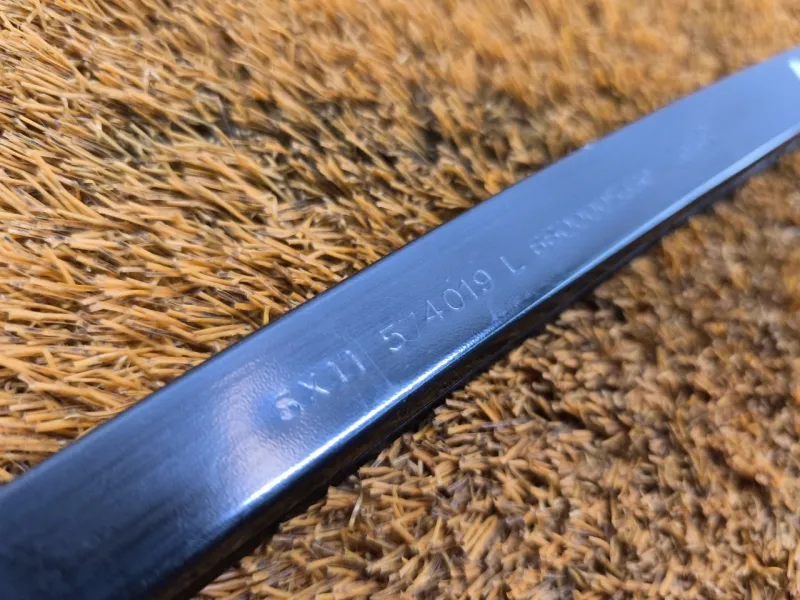 Направляющая стекла двери