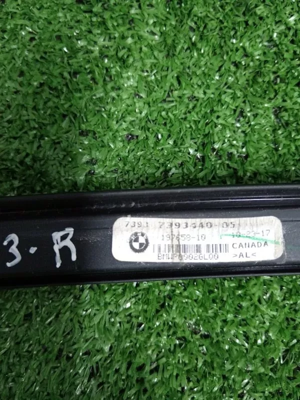 Направляющая стекла двери