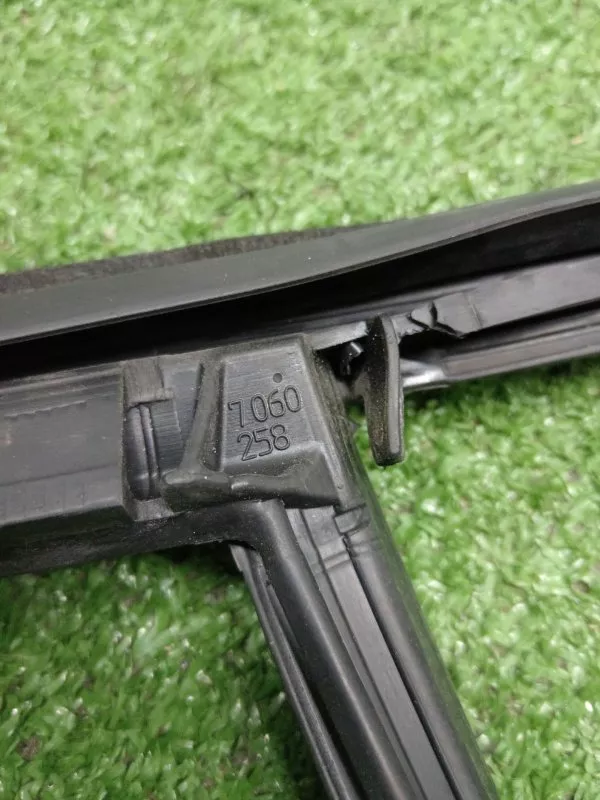 Уплотнитель стекла двери