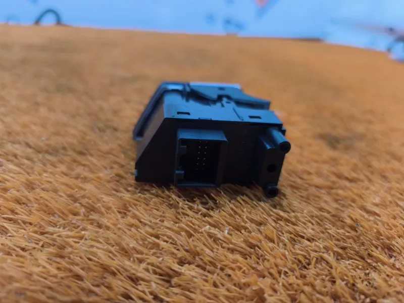 Кнопка стояночного тормоза