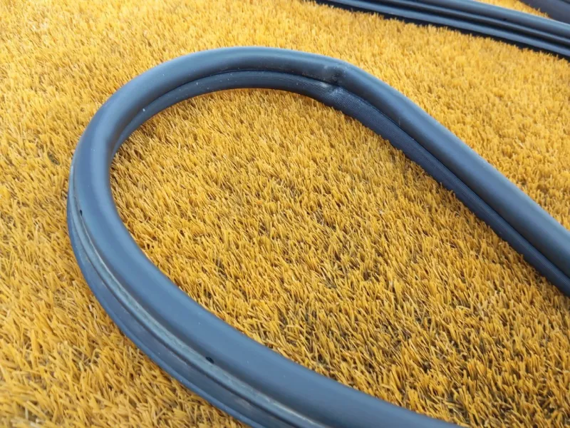 Уплотнитель проема двери