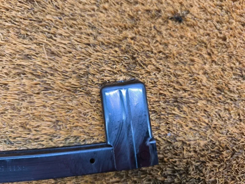 Направляющая стекла двери