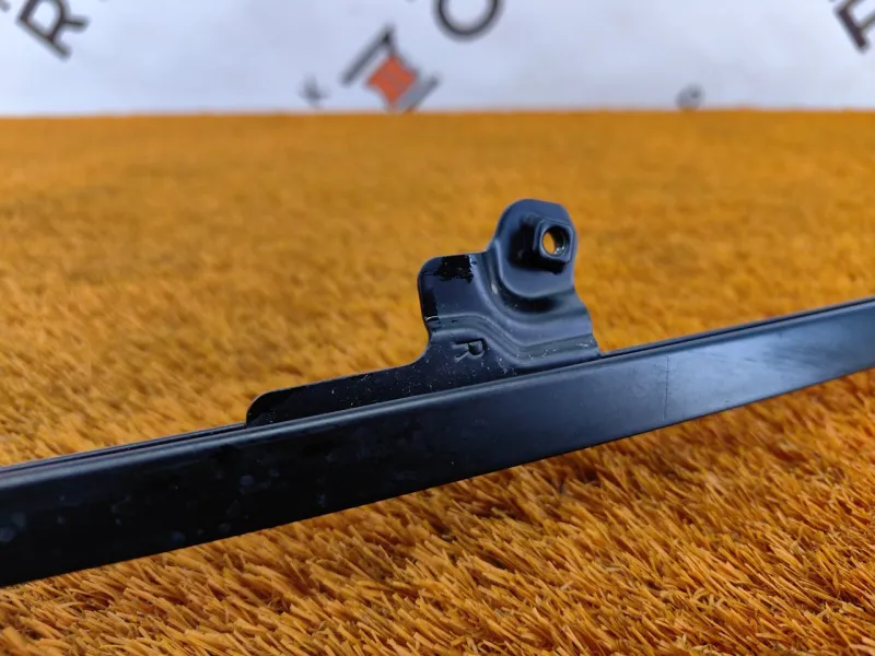 Направляющая стекла двери