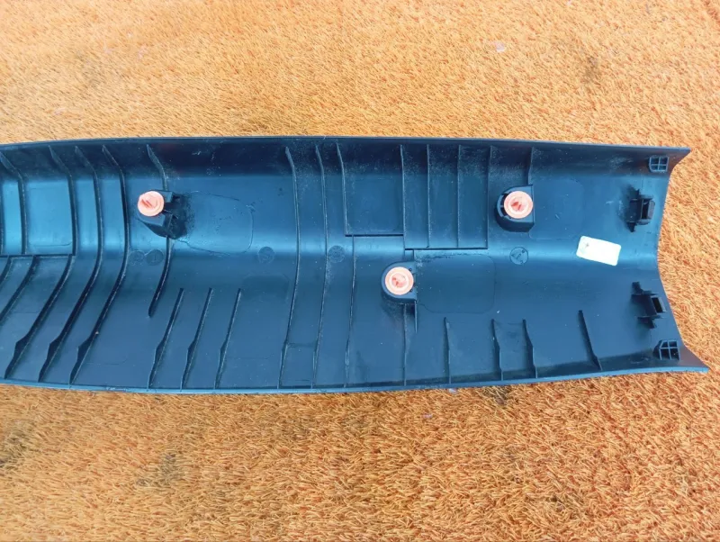 Обшивка крышки багажника