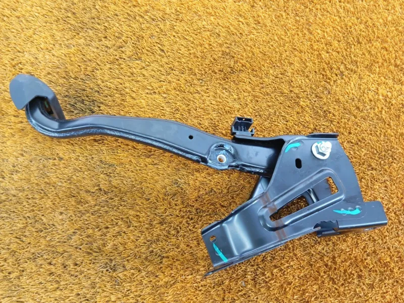 Педаль тормоза