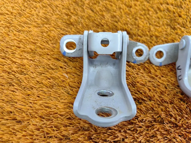 Петля двери