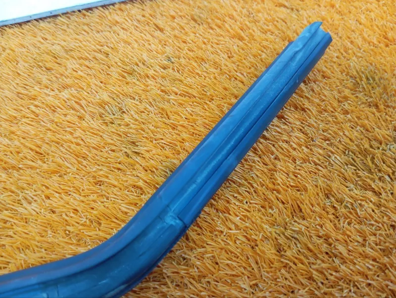 Уплотнитель стекла двери