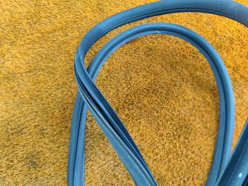 Уплотнитель проема двери