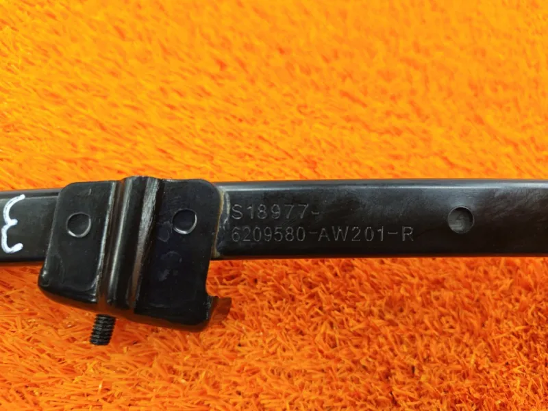 Направляющая стекла двери