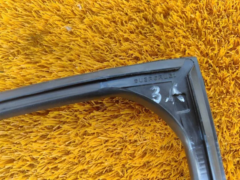 Уплотнитель стекла двери