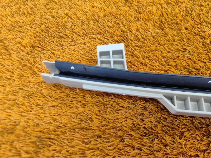 Направляющая стекла двери