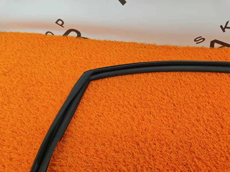 Уплотнитель стекла двери