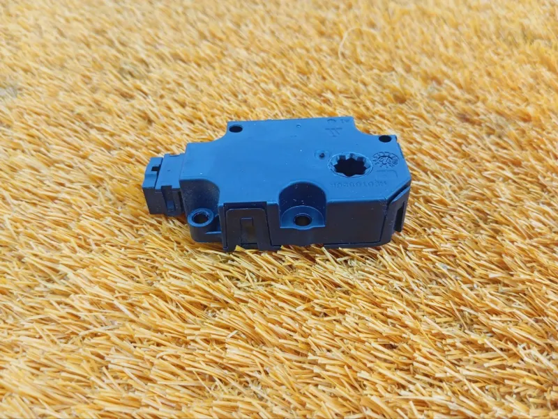 Сервопривод заслонок печки