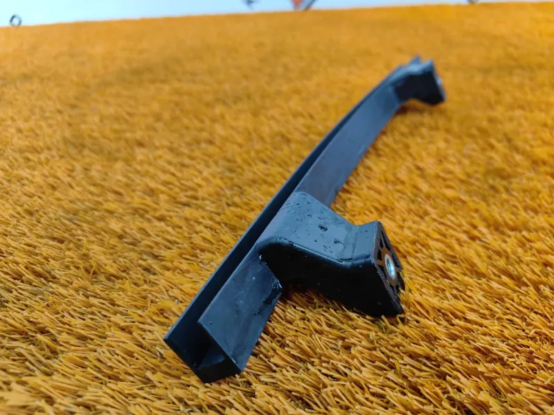 Направляющая стекла двери