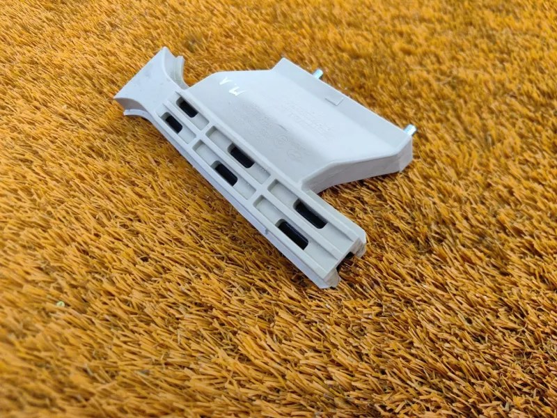 Направляющая стекла двери