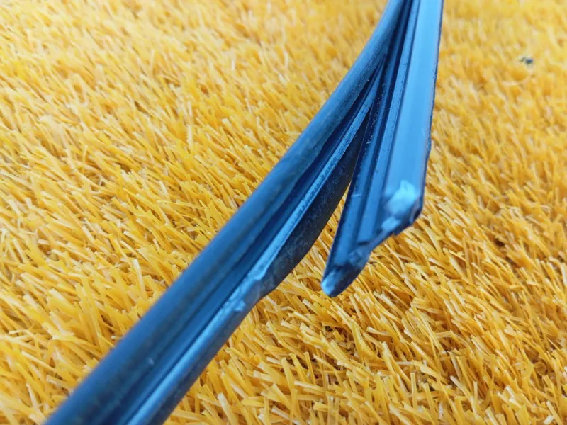 Уплотнитель стекла двери