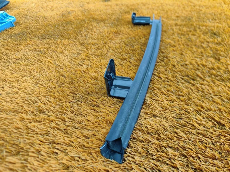 Направляющая стекла двери