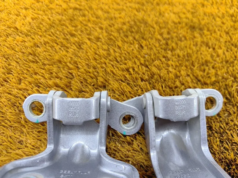 Петля двери