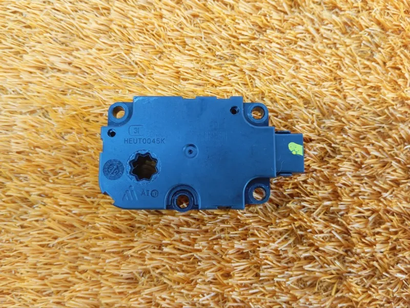 Сервопривод заслонок печки