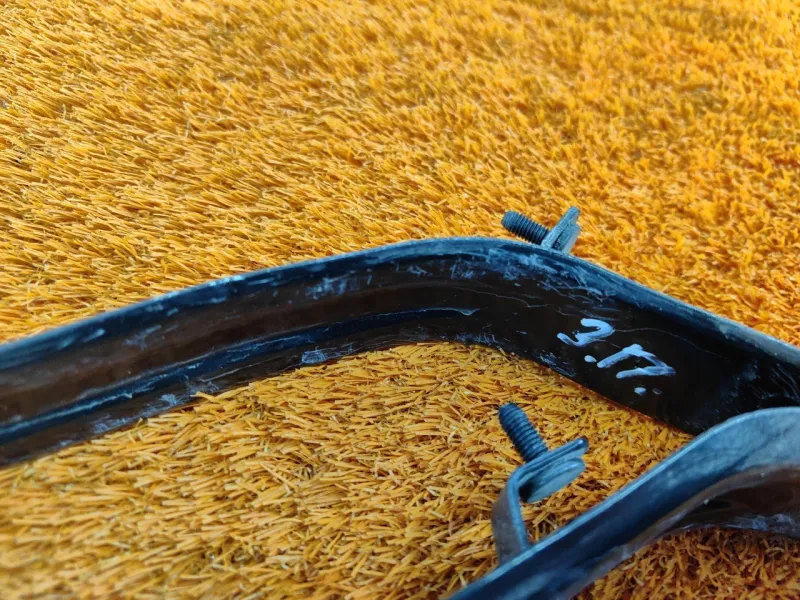 Крепление топливного бака