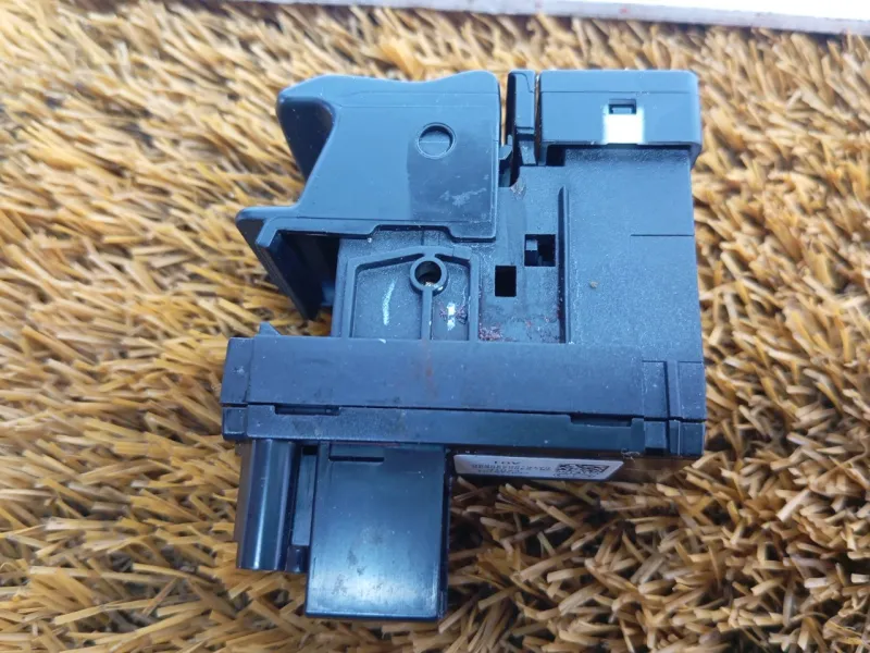 Кнопка стояночного тормоза