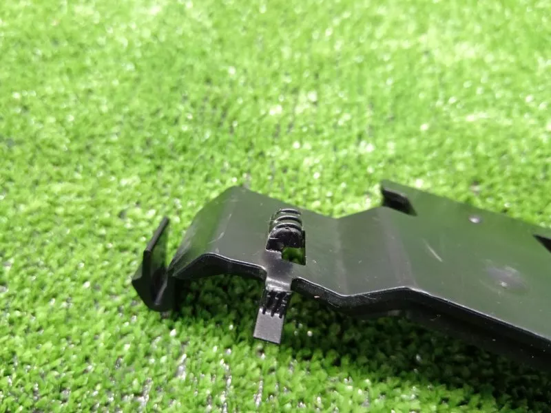 Кронштейн обшивки стойки