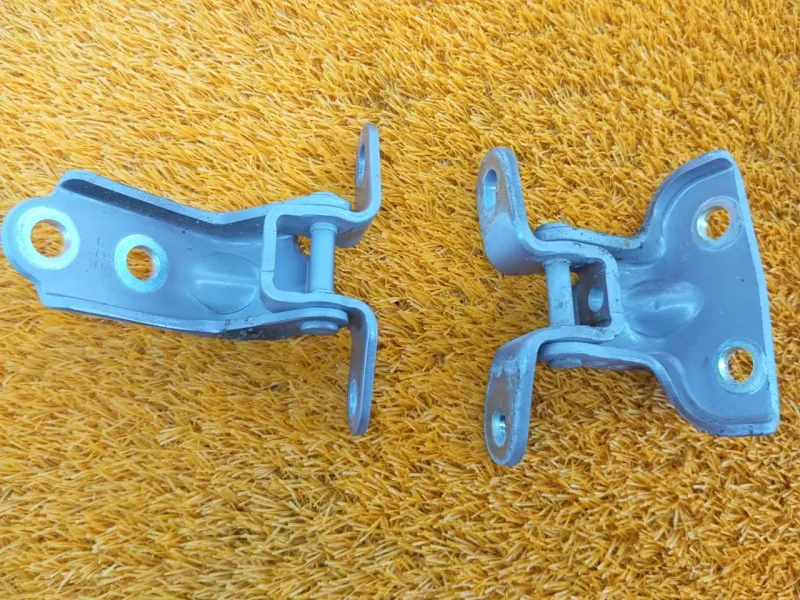 Петля двери