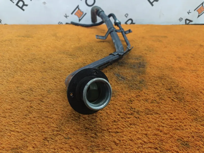 Горловина топливного бака