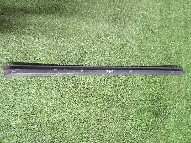 Направляющая стекла двери