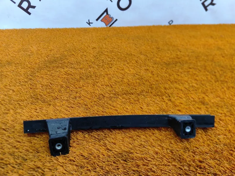 Направляющая стекла двери