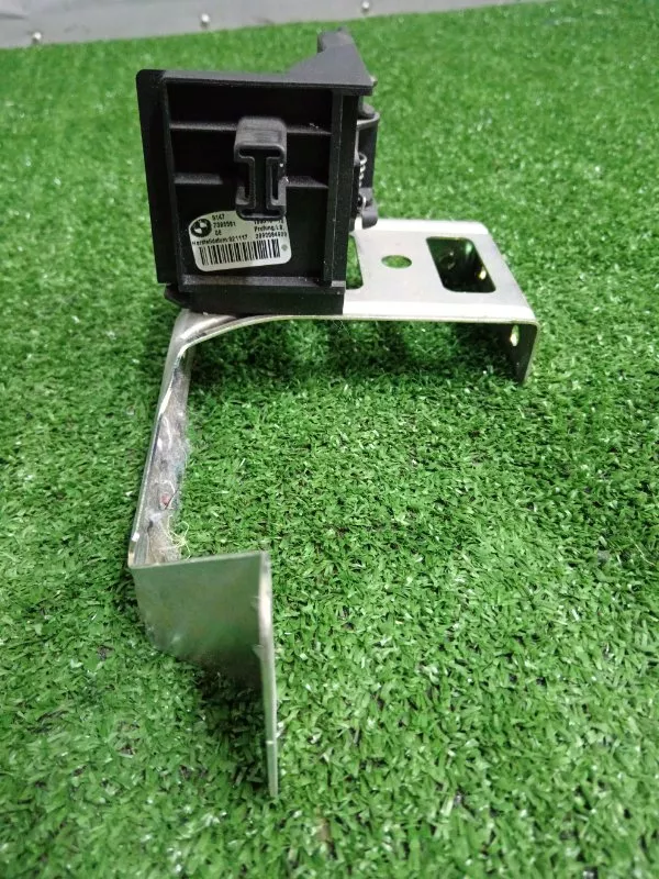 Кронштейн шторки багажника