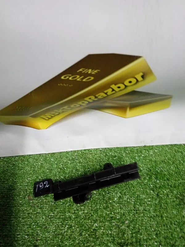 Направляющая стекла двери