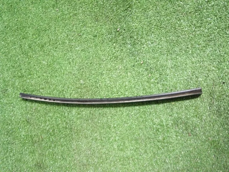 Направляющая стекла двери