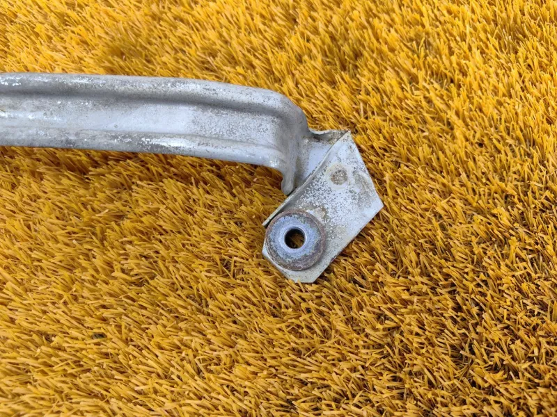 Крепление топливного бака