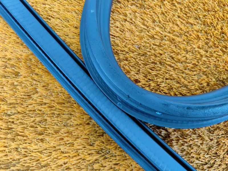 Уплотнитель проема двери