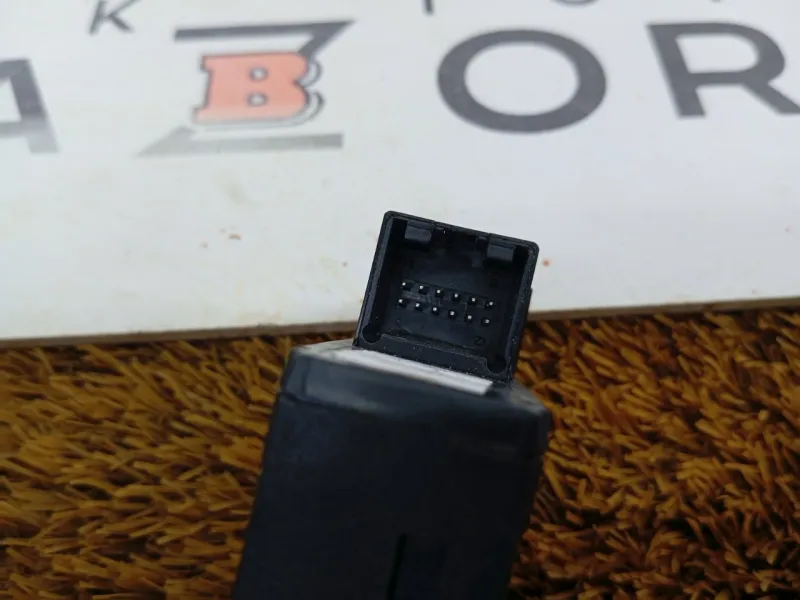 Кнопка стояночного тормоза