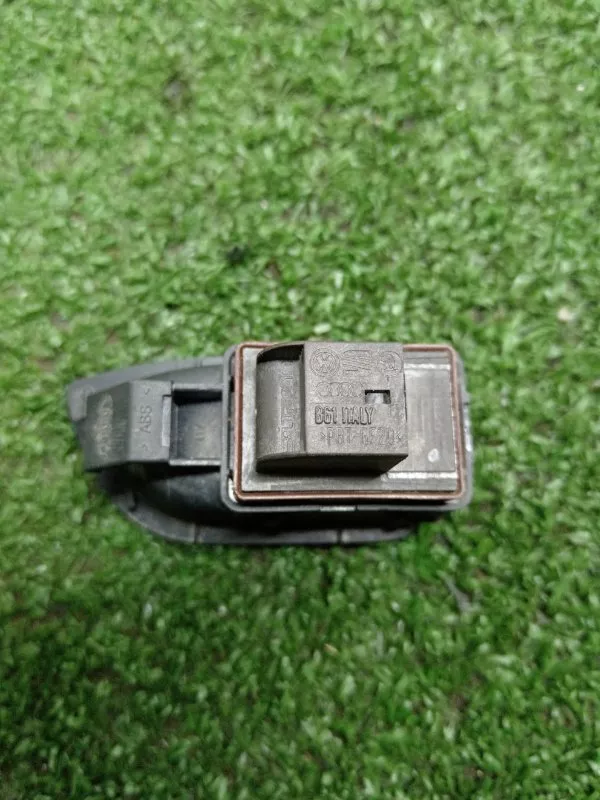 Кнопка открывания багажника