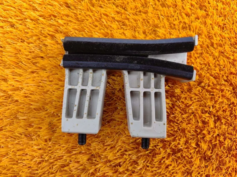 Направляющая стекла двери