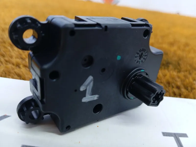 Моторчик заслонки печки