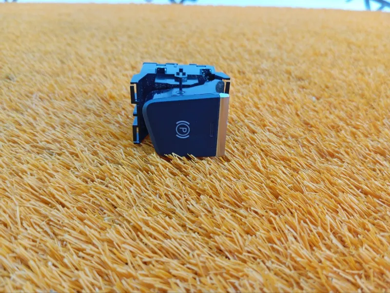 Кнопка стояночного тормоза