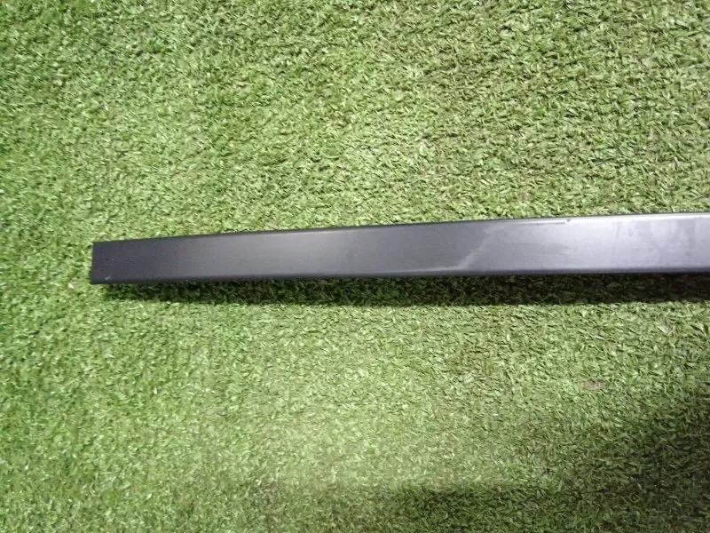 Направляющая стекла двери