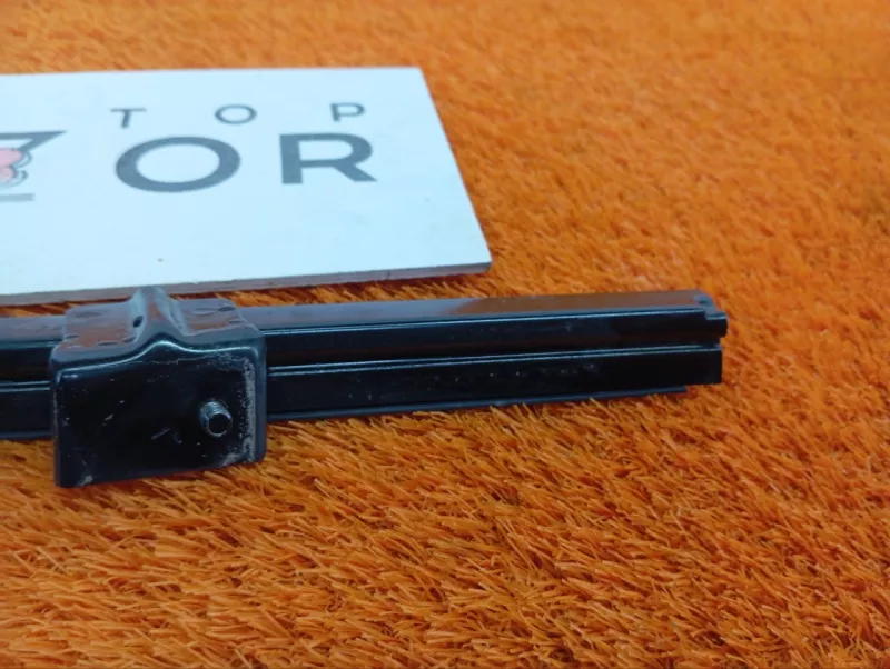 Направляющая стекла двери