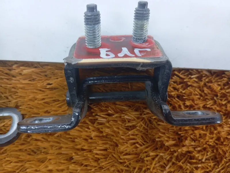 Петля двери багажника